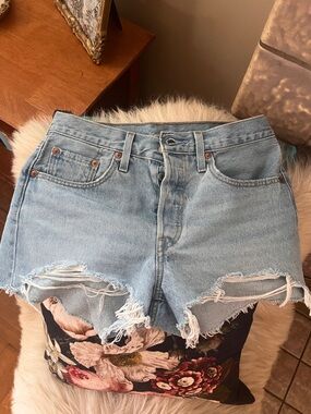 Levi’s 501 shorts size 27